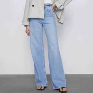 Jeans zara - Säljer mina superfina wide leg jeans från zara. Skriv privat om ni vill ha bättre bilder.