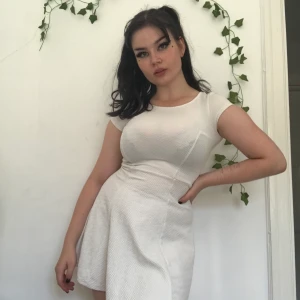 Vit sommarklänning - Vit sommarklänning från Bershka. Den är inte så genomskinlig som den ser ut det är pga att den stretchar för mycket på mig då den är för liten. Storlek XS och stretchig. Super flatterande runt midjan. 90kr utan frakt Möts i Sthlm eller fraktar