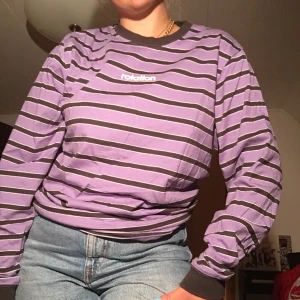 Snygg unisex tröja - Långärmad tröja i lila & svart i superbra skick.