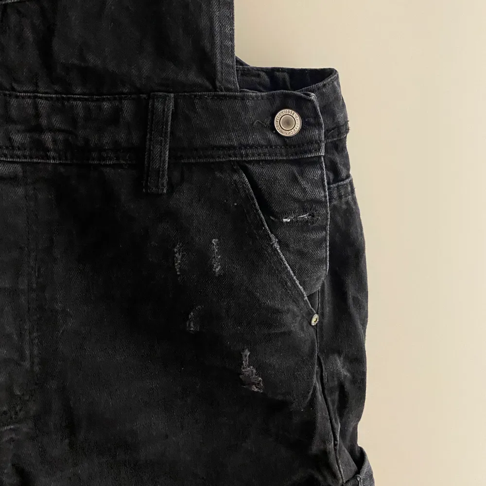 Svarta Hängselbyxor med slitningar. Använda 1 gång.. Jeans & Byxor.