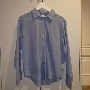 Ljusblå skjorta - Säljer denna ljusblåa skjorta från ginatricot. Väldigt fint skick och säljer pga för liten. Pris 80kr❤️
