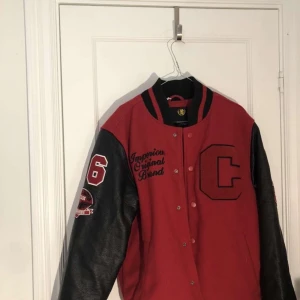 Varsity jacka  - Ascool varsityjacka med oversized fit. Superskön insida med sidenliknande material, perfekt inför hösten! Passar till allt och piffar upp en vardaglig outfit🚀🚀😍 högsta bud 1400kr! kontakta oss via dm på Instagram @rocketresell_se!❤️