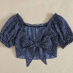 Gullig topp - Säljer min fina topp💗oanvänd, köpt här på plick men säljer vidare då den inte va min still