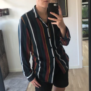 Bershka tunn skjorta  - Köpte denna skjortan för tre år sen i Rom. Storlek XS från Dam avdelningen, och har en rak passform. Färgerna ser ni på andra bilden (taget i solljus) 