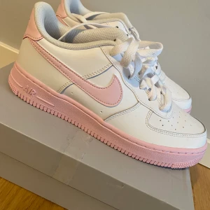 Nike Air force  - Helt oanvänd! Köpta från JD Sports, super snygga och fin färg! Säljer pga försmå för mig. Köpta för 1000kr! Frakten är ink men med frimärken! 