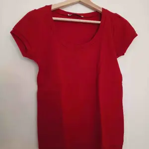 Röd t-shirt gjort av bomull. Jätte elastisk, one size passar alla. Fint skick 