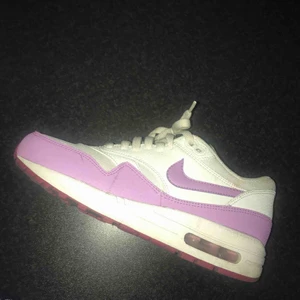  - Nike air Max, nästan helt nya använd ca 5 gånger. Har en lite fläck. Nypris 1200kr mitt pris 400kr. Kan frakta men står ej för frakten annars möts upp i Västerås. Dom är små i storleken 