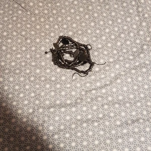 Ett svart vanligt armband - Det är er rabatt armband me Slite saker som hänger på