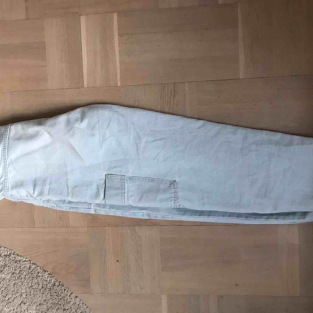 Snygga jeans från Zara med en ficka på sidan. Knappt använda så bra skick.. Jeans & Byxor.