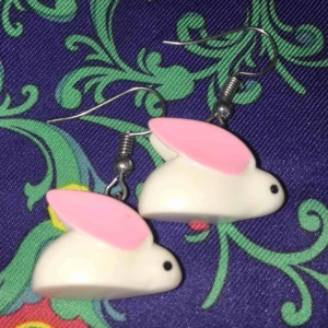  - Super gulliga kanin örhängen. Köparen står för frakten💕