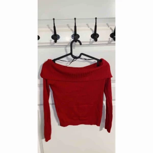  - Röd ribbad off shoulder. Anväbd en gång köparen står för frakten.