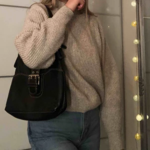  - Vintage väska köpt på Puccini i Italien i slutet av 90-talet. Knappt använd så i väldigt bra skick, har mest legat i garderoben tyvärr :( Bra med fack och rymmer det mesta utan att kännas stor och klumpig☺️Skriv för fler bilder