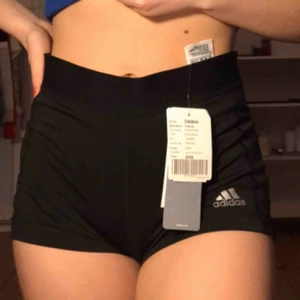  - Säljer två av dessa grymma cykelbyxorna från adidas med prislappen kvar! Ett par kostar 150kr & frakt tillkommer (: