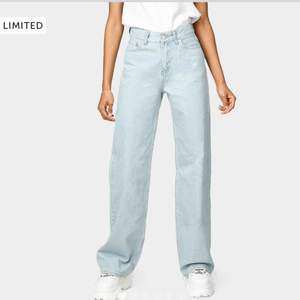 Ett par superfina ljusblå, wide leg jeans från Junkyard i storlek 27. Jeansen är sparsamt använda och säljes då de inte längre passar. Priset kan förhandlas. 