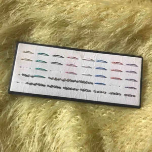  - Näspiercingar i olika färger. 20kr/st 