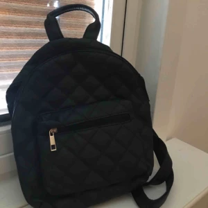  - Lite svart ryggsäck