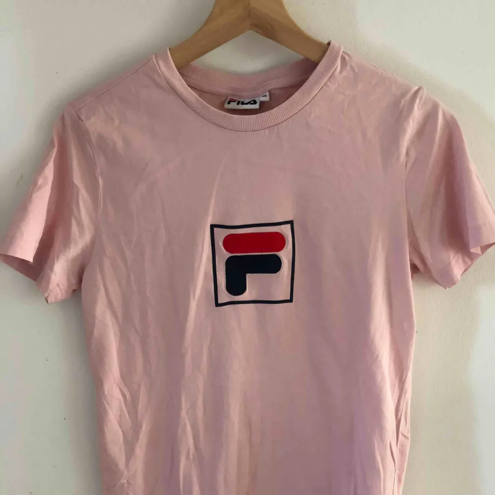 Rosa fila t-skirt i storlek XS men passar även S bra. Köpte den för ett år sedan för ca 300 kr men inte fått så stor användning av tröjan, därpå väldigt bra skick. Kan mötas upp i Malmö eller frakta mot fraktkostnad. T-shirts.