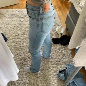  - Raka Levis jeans 501 original modellen svåra att få tag på då de är slut överallt och säljs inte i Sverige. Köpte jeansen i usa nyligen men är sparsamt använda då de tyvärr är lite stora på mig.