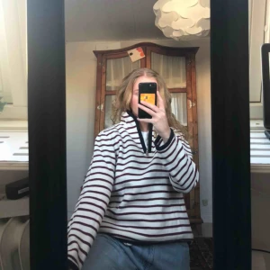  - Zip-up sweatshirt från boomerang. Väldigt bra skick och passar mig som normalt är en S/M Frakt tillkommer!!✌🏼