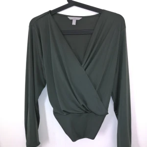 Blus från hm - Ny blus från hm med snygg urringning. 