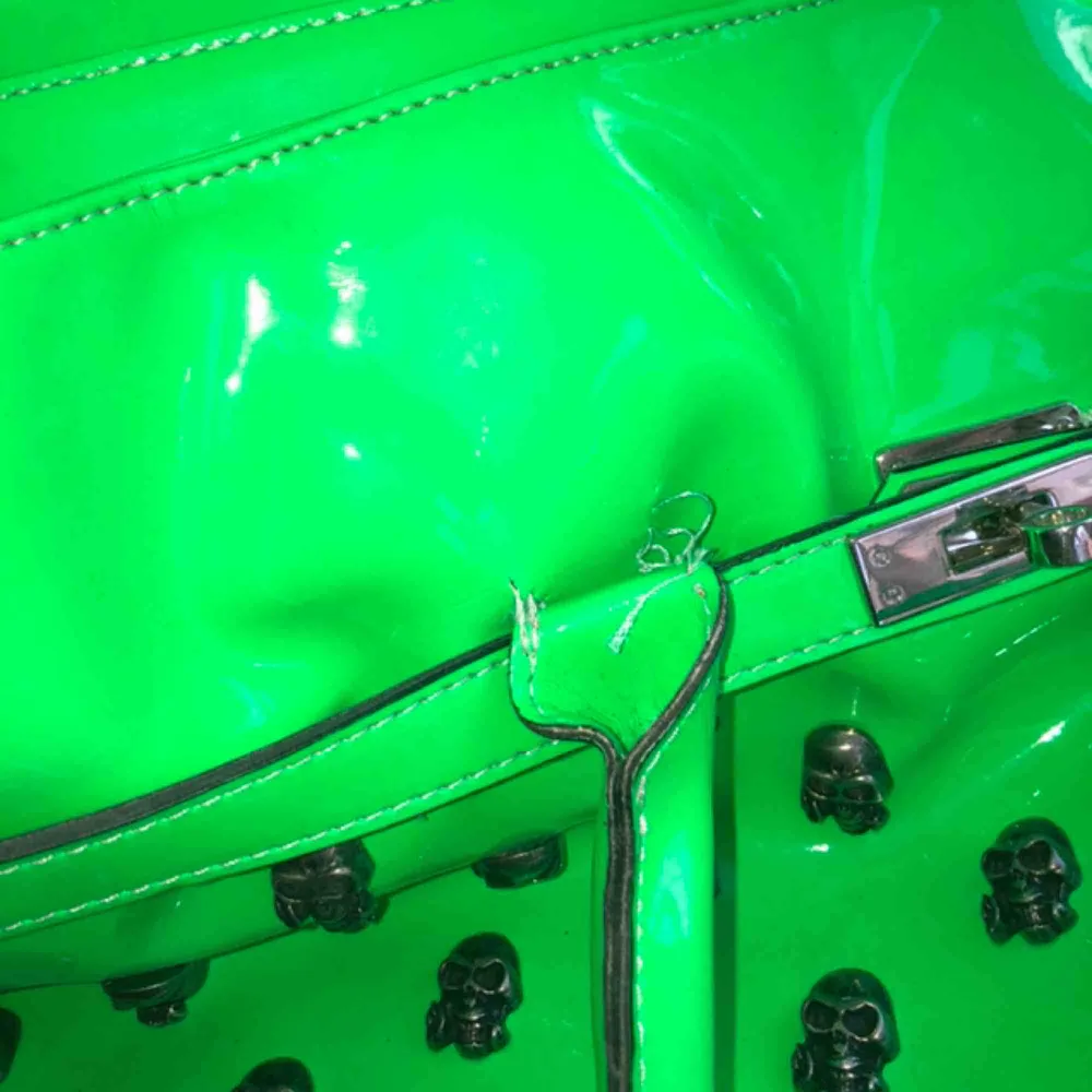 Rymlig lack, Neon grön Tote bag med döskallar på, från Mia Bag. Original pris 1500, men då den är relativt gammal och handtaget är lite sönder sänker jag priset.  . Väskor.
