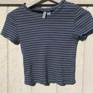  - Randig t-shirt från HM, superfin men tyvärr lite för liten för mig. Kan mötas upp i uppsala eller stockholm, annars står köparen för frakt :)