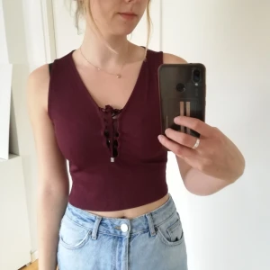 Vinröd crop top Gina tricot M - Vinröd crop top från Gina tricot, strl M men skulle säga att den snarare är S. I bra skick