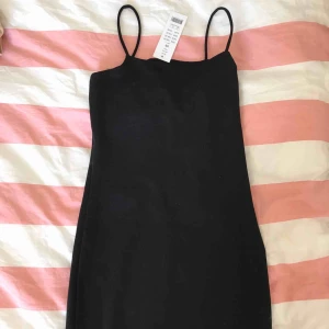  - Helt ny klänning från Ginatricot. Aldrig använd och prislapp kvar. Köpt för 200kr. 