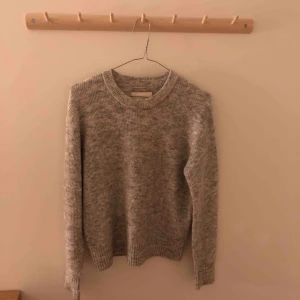  - Samsoe samsoe tröja. Använd 2-3 gånger. Nyskick.