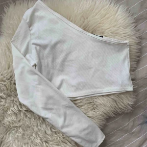  - Ribbad croppad top från Boohoo (One shoulder). Frakt tillkommer. 