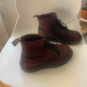 Dr Martens - dr martens kängor. Passar mig bra som är 36/37 i storleken. Välanvända och har slitage, innersulan är sliten men jag har lagt i en ny sula.