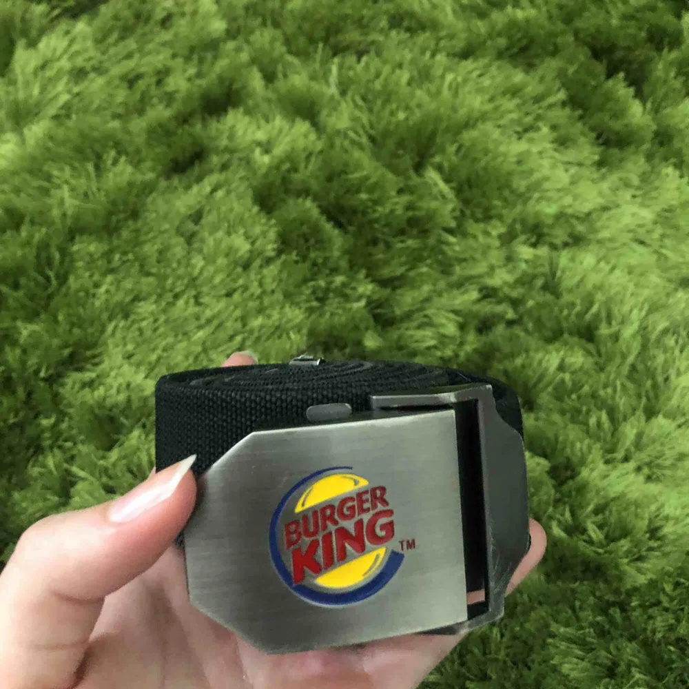 Fränt Burger king bälte som går att tas loss från själva bältet ifall man vill ha ett annat! . Accessoarer.