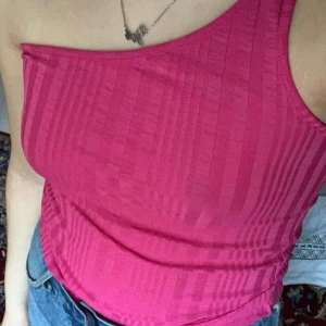  - Gulligt ribbat rosa off-shoulder linne som är peeeerfekt till sommaren