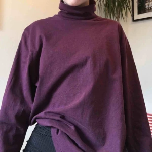  - Skön lila oversized polo från humana! Kan mötas i Stockholm och annars står köparen för frakt💫