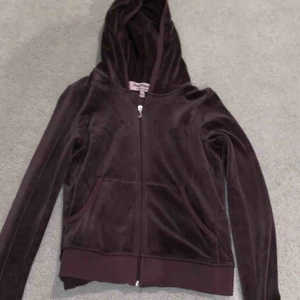  - JUICY COUTURE  Jättebra kvalite, du kan absolut få se fler bilder då jag nu har använt två st bilder från internet för att visa modellen bäst så. Du kan även få se märket nära för att se att det är äkta :). Köpte på NK för ca 2 år sedan.  Nypris 999kr