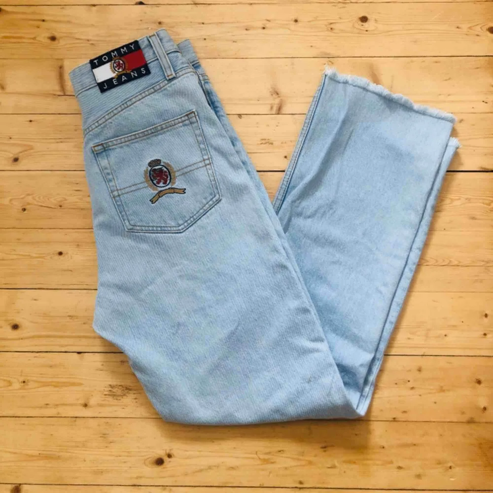 Säljer Lina fina Tommy Jeans-jeans pga too big booty... Ba använda typ 1 ggr o sen tvättade. Avklippta till en 30 i längd så sitter som på modellen på mig som är 175 cm. Passar 26-28 beroende på om man vill ha dom tighta eller som på bild 3. . Jeans & Byxor.