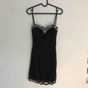  - Kort klänning i svart spets utan ärmar. Supersöt till nyår eller andra event kombinera med sneakers för en cool kombo!  Frakt tillkommer