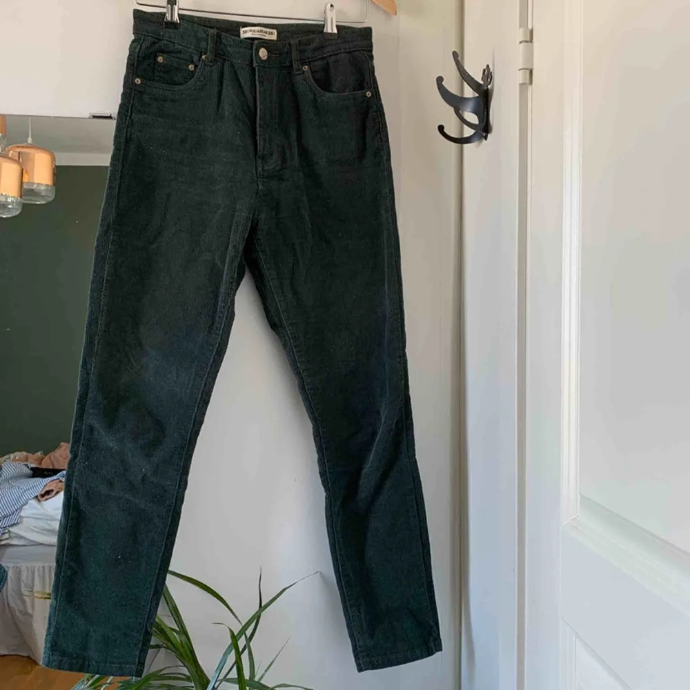 Superfina gröna Manchester byxor som inte kommer till användning, köparen står för frakten 🦋. Jeans & Byxor.
