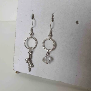  - Söta örhängen ❤️ OBS! Vi kan ej garantera vilket material smycket är gjort i. Frakt ingår inte i priset. Om du vill köpa till en papperslåda vi har tillverkat själva tillkommer en extra kostnad på 15kr ✨