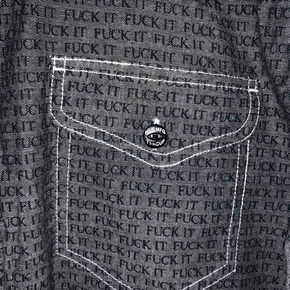 HUF skjorta med texten FUCK IT , bra skick, skulle säga att storleken är som en M. Shippar från Danmark till Sverige - shipping ingår . Skjortor.