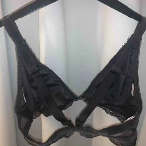  - Topp/bh från Victoria secret. Köparen står för frakt