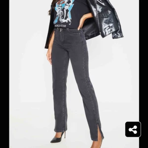  - Jeans från prettylittlething, helt oanvänd med lapp kvar. Säljer dom då dom var förstora och returen är så dyr! Det är storlek 4 men skulle säga att de motsvarar 36 kanske. Skulle även säga att färgen är lite mörkare irl. Köparen står för frakten💞