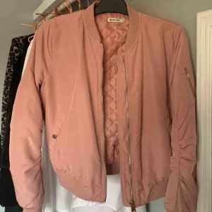  - Rosa bomberjacka, knappt använd så är i nyskick.
