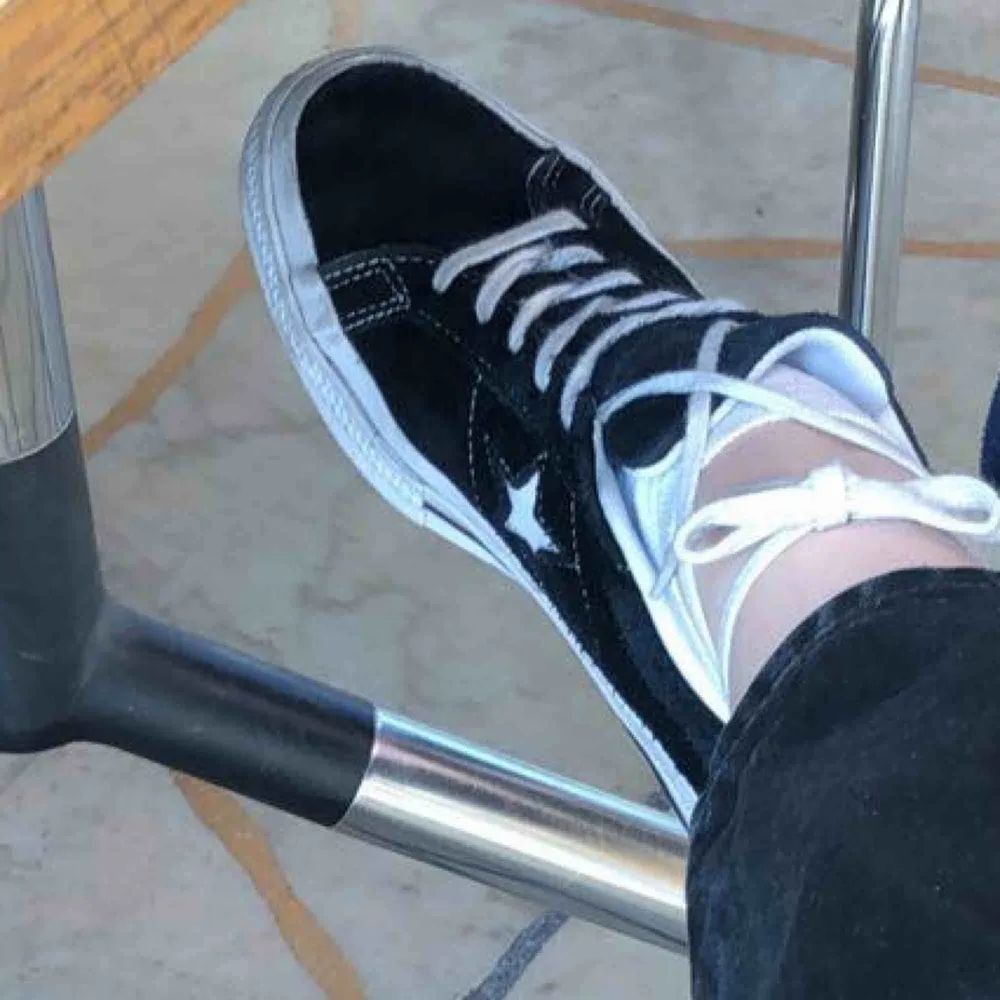 Converse one star ⭐️⭐️⭐️ Superhärliga skor nu till våren!!! Tyvärr har jag tappat bort skosnörena men om man vill får man med ett par andra vita, eller så köper man själv (då kan man ju passa på o göra de lite snyggare också) <333 buda!. Skor.