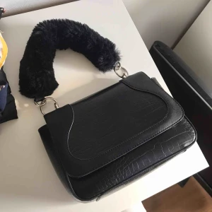  - Cool väska köpt i London förra månaden för 500kr. Finns ett långt band till 