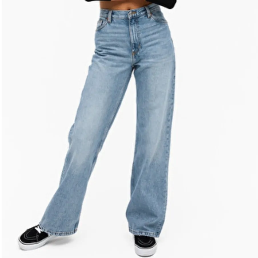 Supersnygga Monki jeans som jag tyvärr behöver sälja eftersom dem är alldelles för stora. Bara använda ett par få gånger och i superbra nytt skick. Pris kan diskuteras vid snabb affär.. Jeans & Byxor.