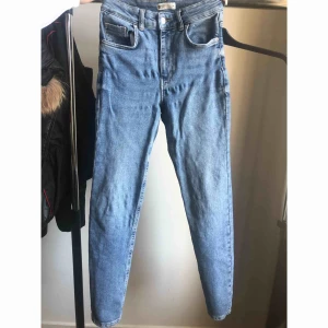  - Blåa jeans, använt citka 2 gånger. Nyinköpta