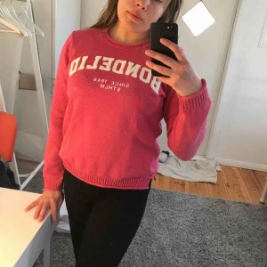  - Rosa Bondelid tröja, ett hål vid ärmen finns som syns på bild 2 och 3. Det är inte något som stört mig eller syns jätte tydligt. Säljer pga jag inte tycker jag passar i rosa så använder den inte. Köparen står för frakten 