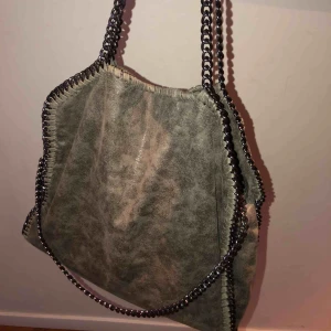  - Ganska stor väska. Mycket bra skick. Använd några gånger men märks inte. 