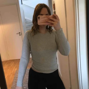  - En ljusgrå långärmad ribbad tröja i storlek XS!!❤️ 40kr  Köparen står för fraktkostnad 📦💕